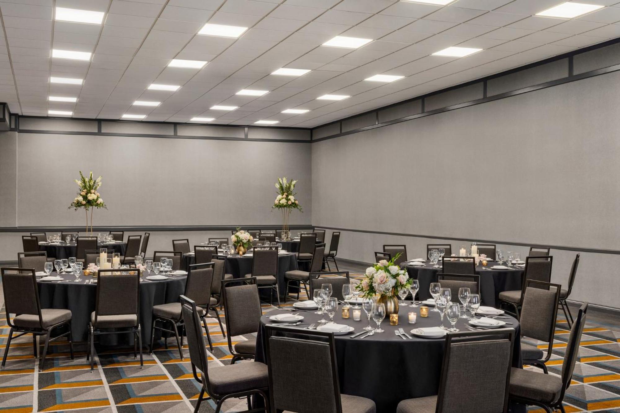 Crowne Plaza Louisville Airport Expo Ctr By Ihg Buitenkant foto